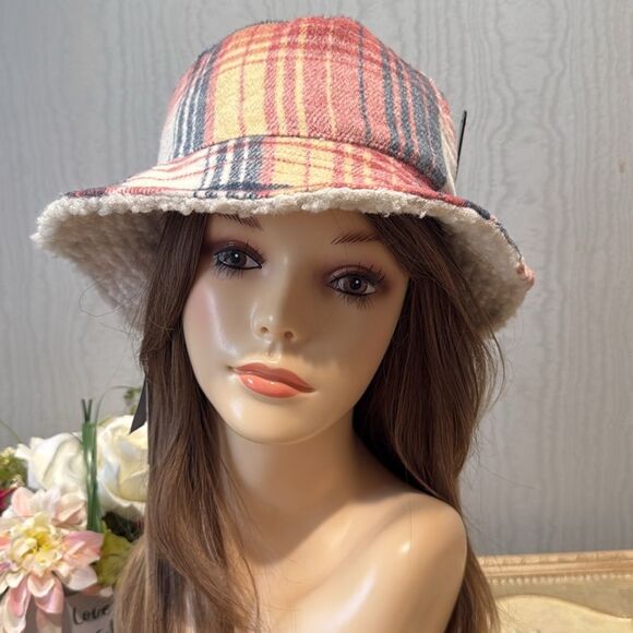 Reversible Pink Plaid Cream Sherpa Wool Blend Bucket Hat NWT - Picture 1 of 16